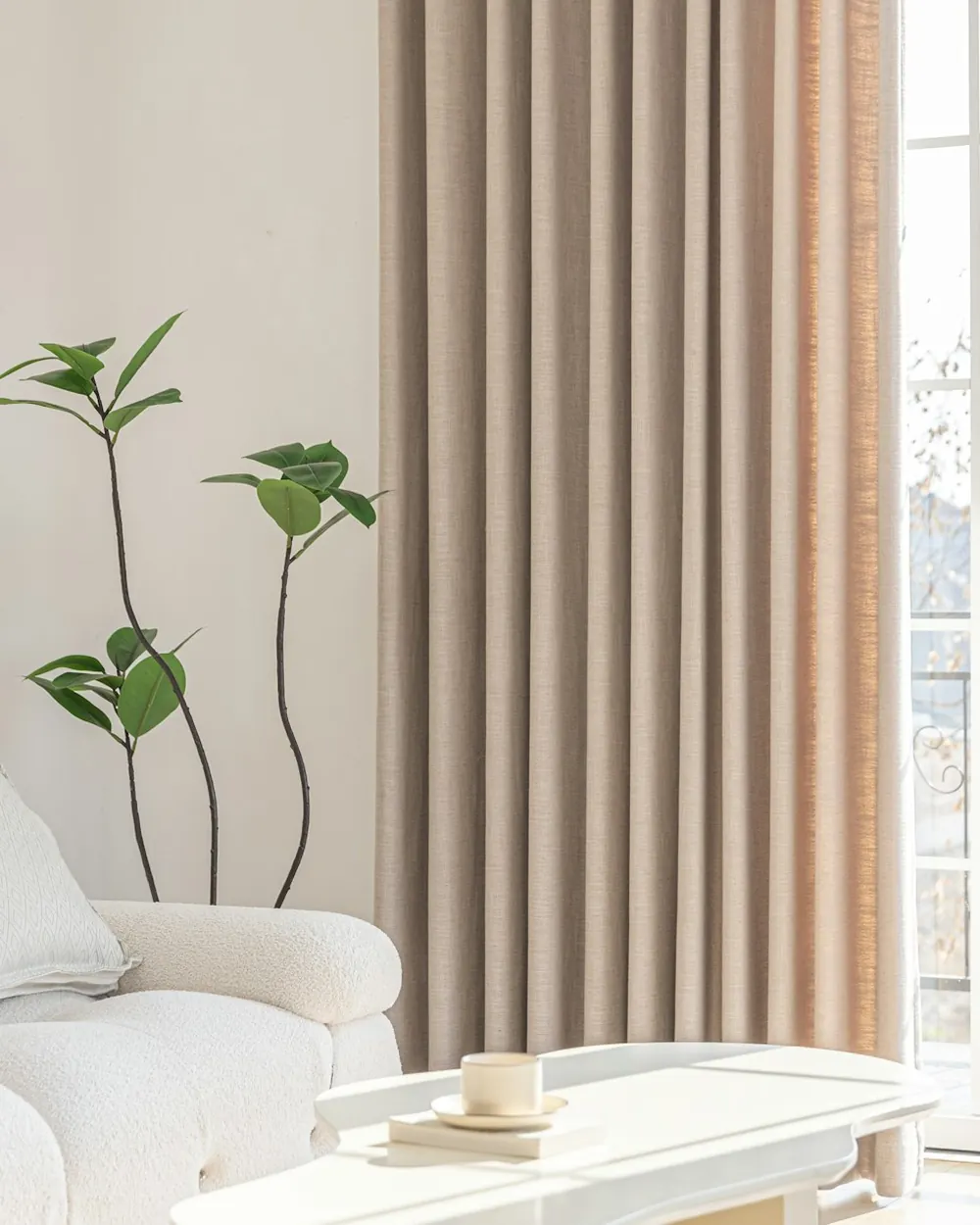 Zemin boyu fon perdeleriyle aydınlatılmış modern salon